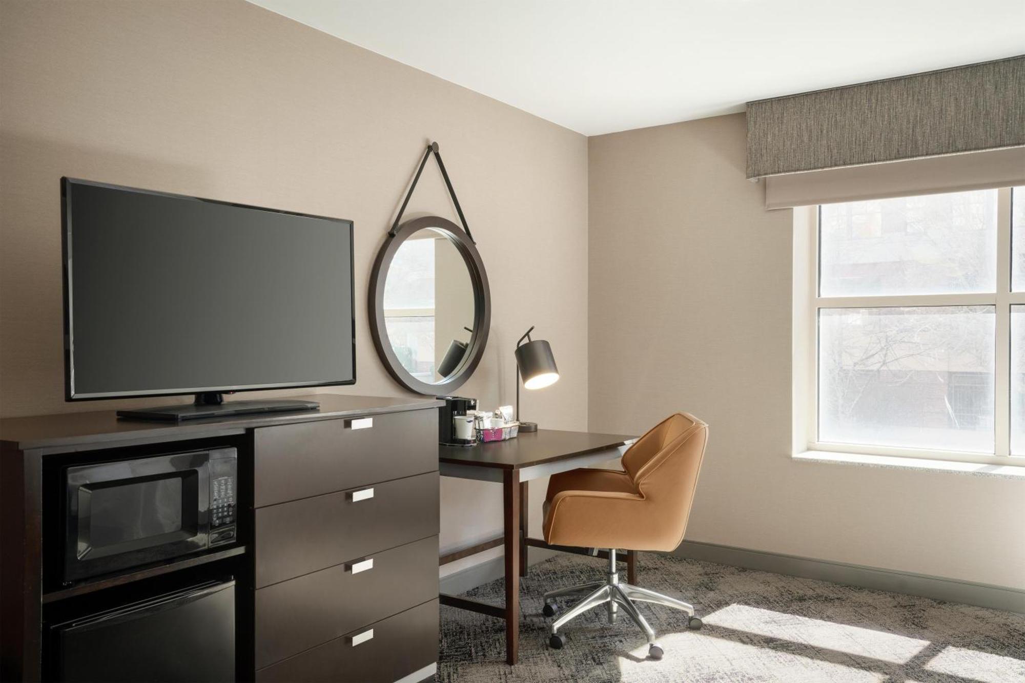King Room with Bath Tub - Mobility/Hearing Accessible