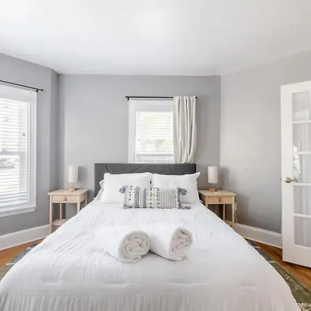 Bright Spacious Apartment - 2 Bedroom 2 Ba-3